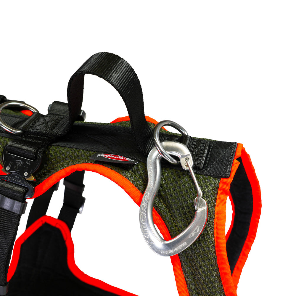 Hundegeschirr Dog`s Fun Run Autosicherheitsgeschirr Travel Xtreme, mit Karabinerset, olive-orange. Detail Karabiner.