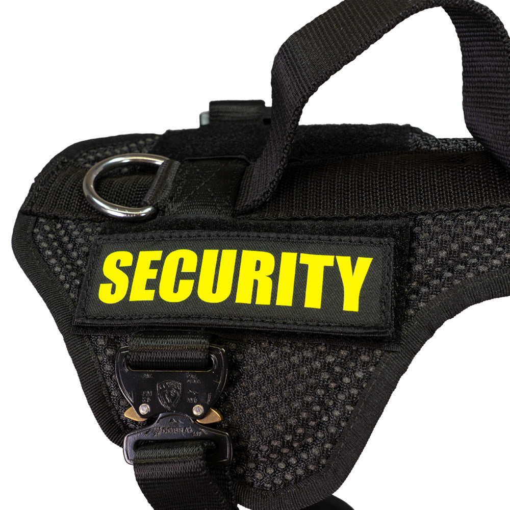 Klettpatch schwarz, leuchtgelbe Schrift "SECURITY". Montiert auf Hundegeschirr.