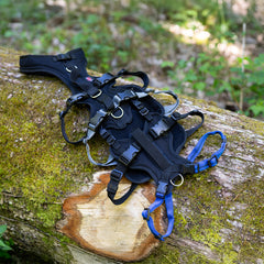 Harnais pour chien Dog`s Fun Run Support XLong, pour chiens âgés et infirmes et après une opération. Photo de détail sur tronc d'arbre.