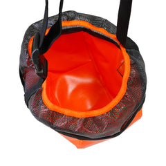 Futtersack für Pferde zum Fressen unterwegs. orange, detail