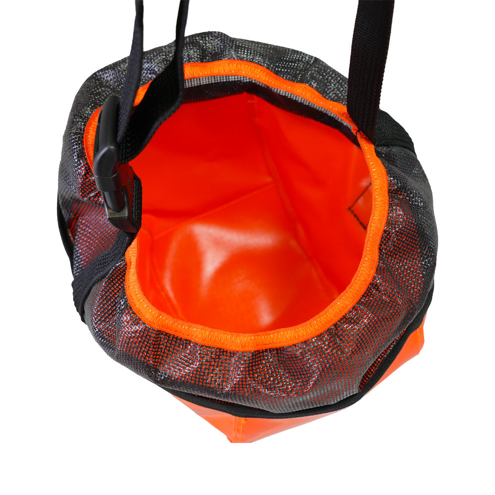 Futtersack für Pferde zum Fressen unterwegs. orange, detail