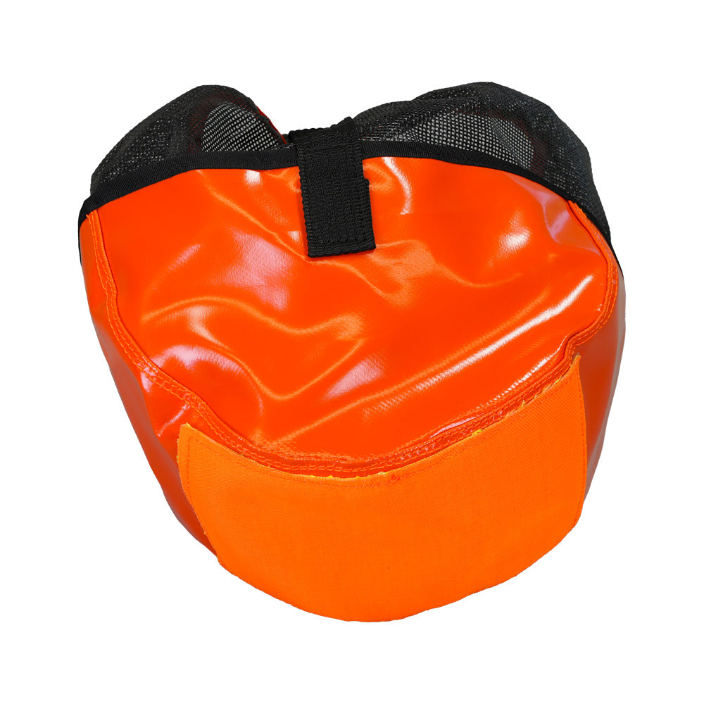 Futtersack für Pferde zum Fressen unterwegs. orange, detail boden