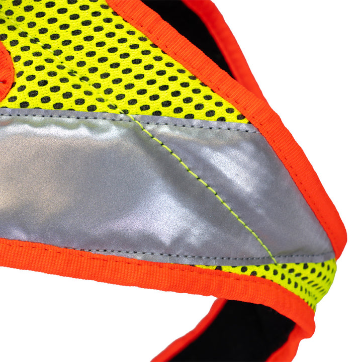 Dog harness Dog`s Fun Run Night, bright yellow with reflective stripes, two LED lights and fluorescent orange edging. Detailed view of reflective stripes.