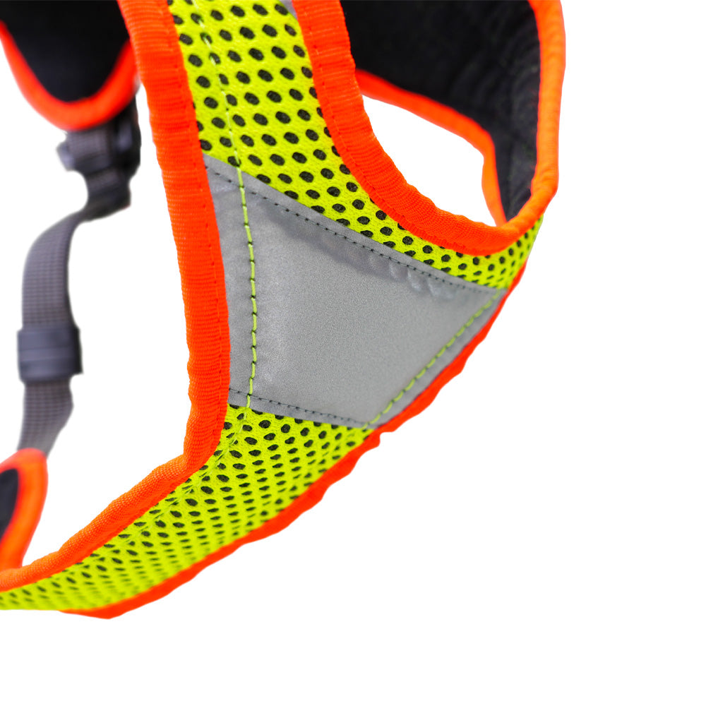Dog harness Dog`s Fun Run Night, bright yellow with reflective stripes, two LED lights and fluorescent orange edging. Detailed view of reflective stripes on the chest.