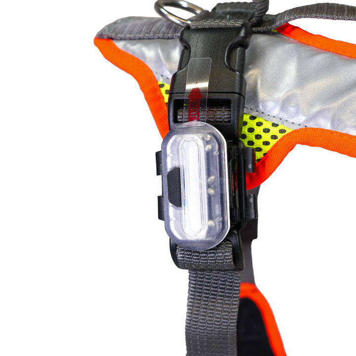 Harnais Dog`s Fun Run Night, jaune fluo avec bandes réfléchissantes, deux lampes LED et bordure orange fluo. Vue détaillée de la lampe LED.