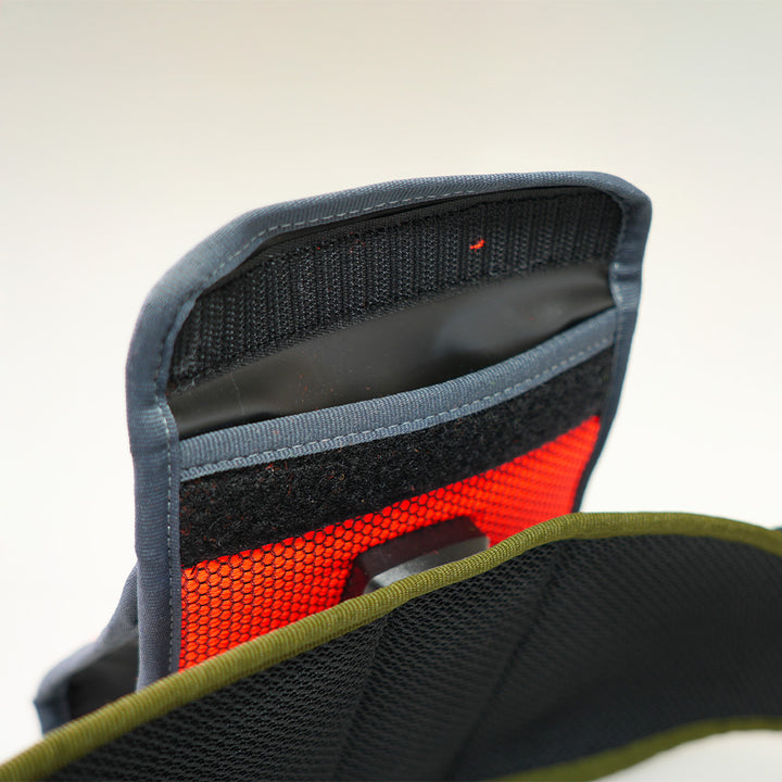 La ceinture de jogging Tourer pour le jogging, la randonnée & le canicross avec ton chien. Avec gourde Fidlock® & poche à friandises.
Détail 2 poche